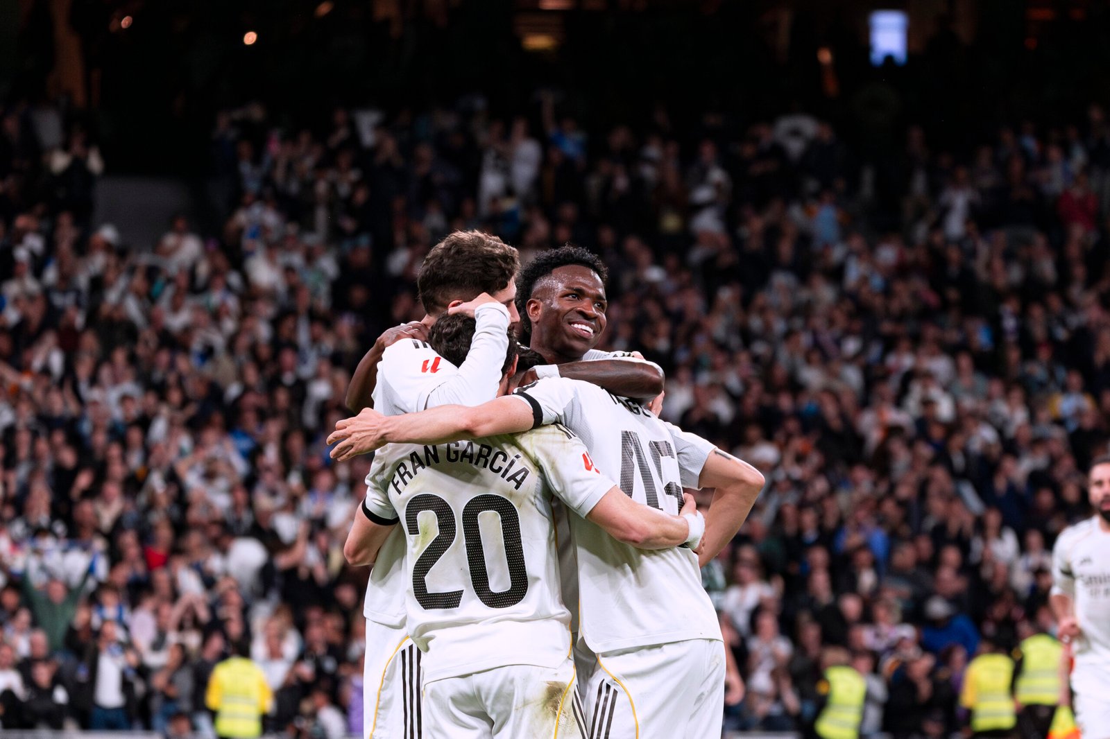 Alegria de grupo celebrando gol