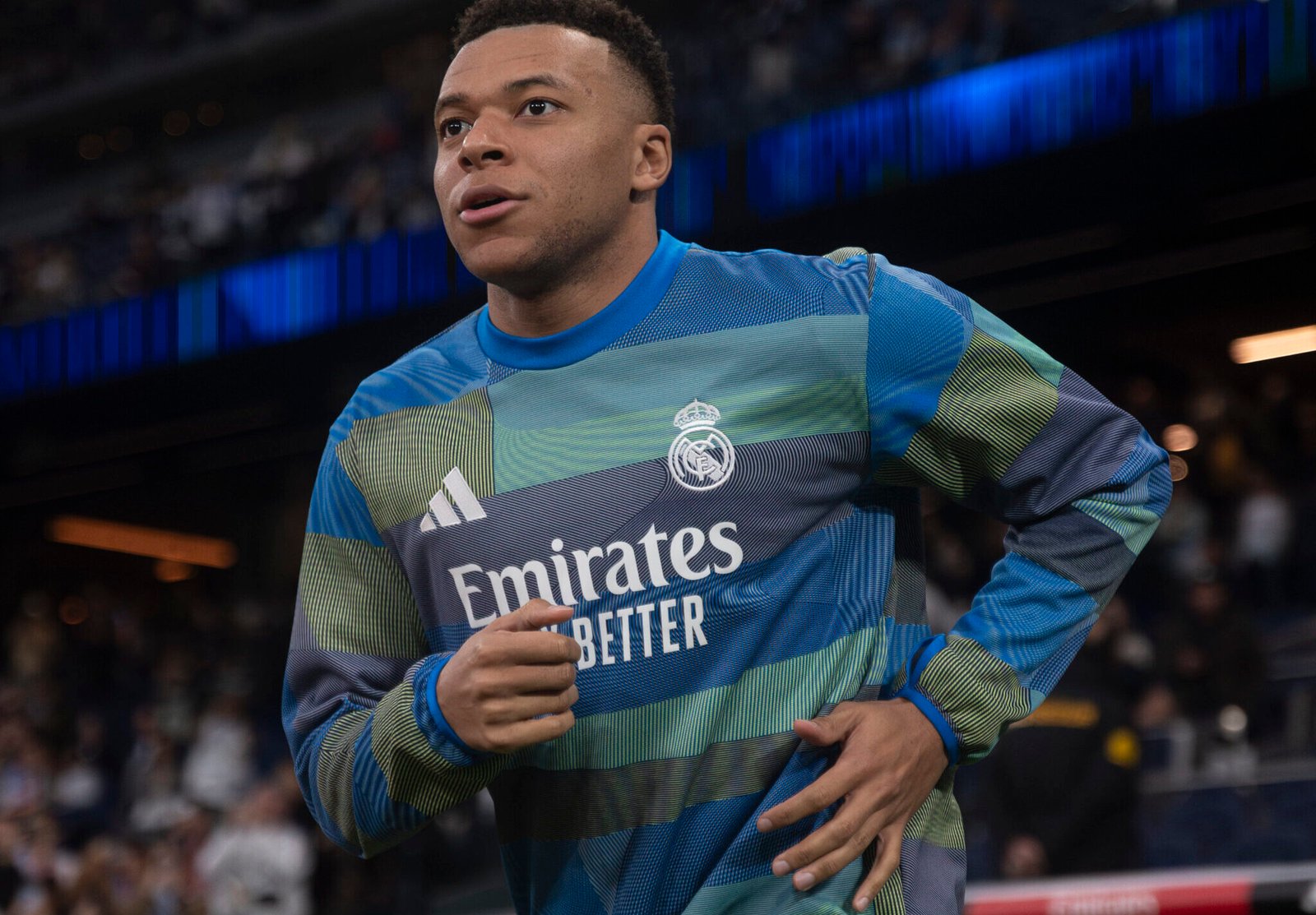 Jugador del Real Madrid con su indumentaria pre partido saliendo a calentar