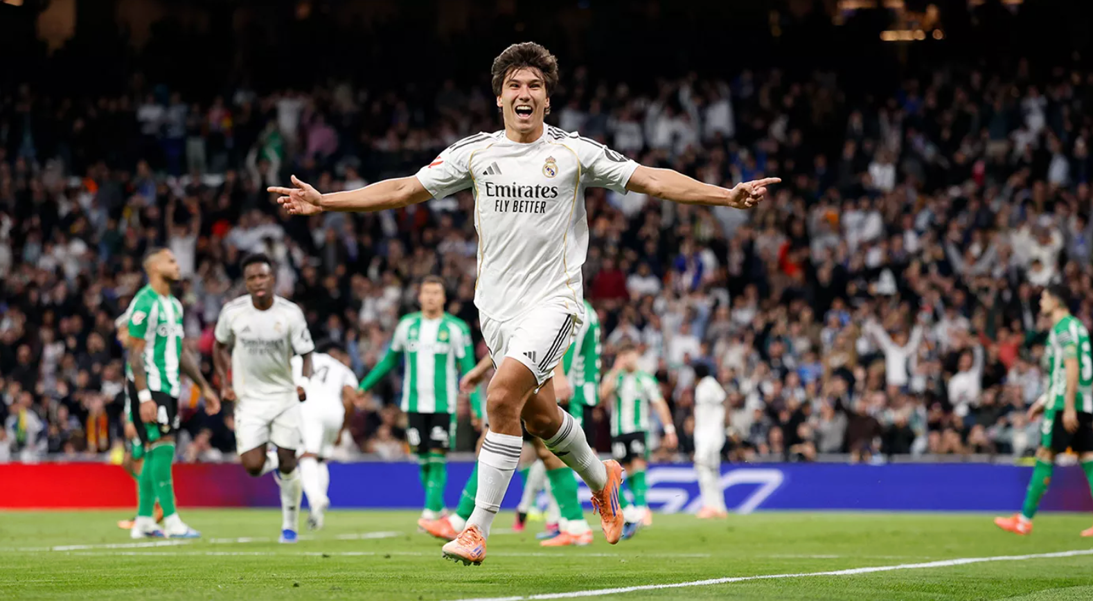 Jugador del real madrid celebrando gol