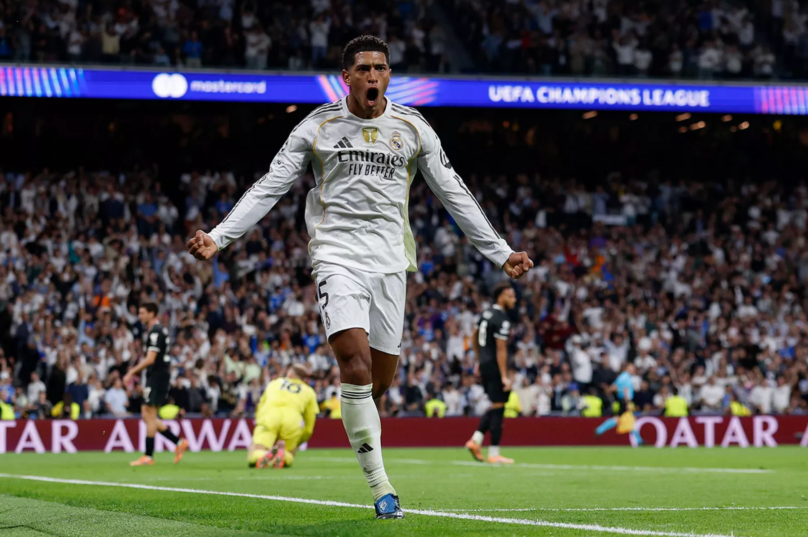 Jude Bellingham, jugador del real Madrid corriendo hacia la camara celebrando un gol